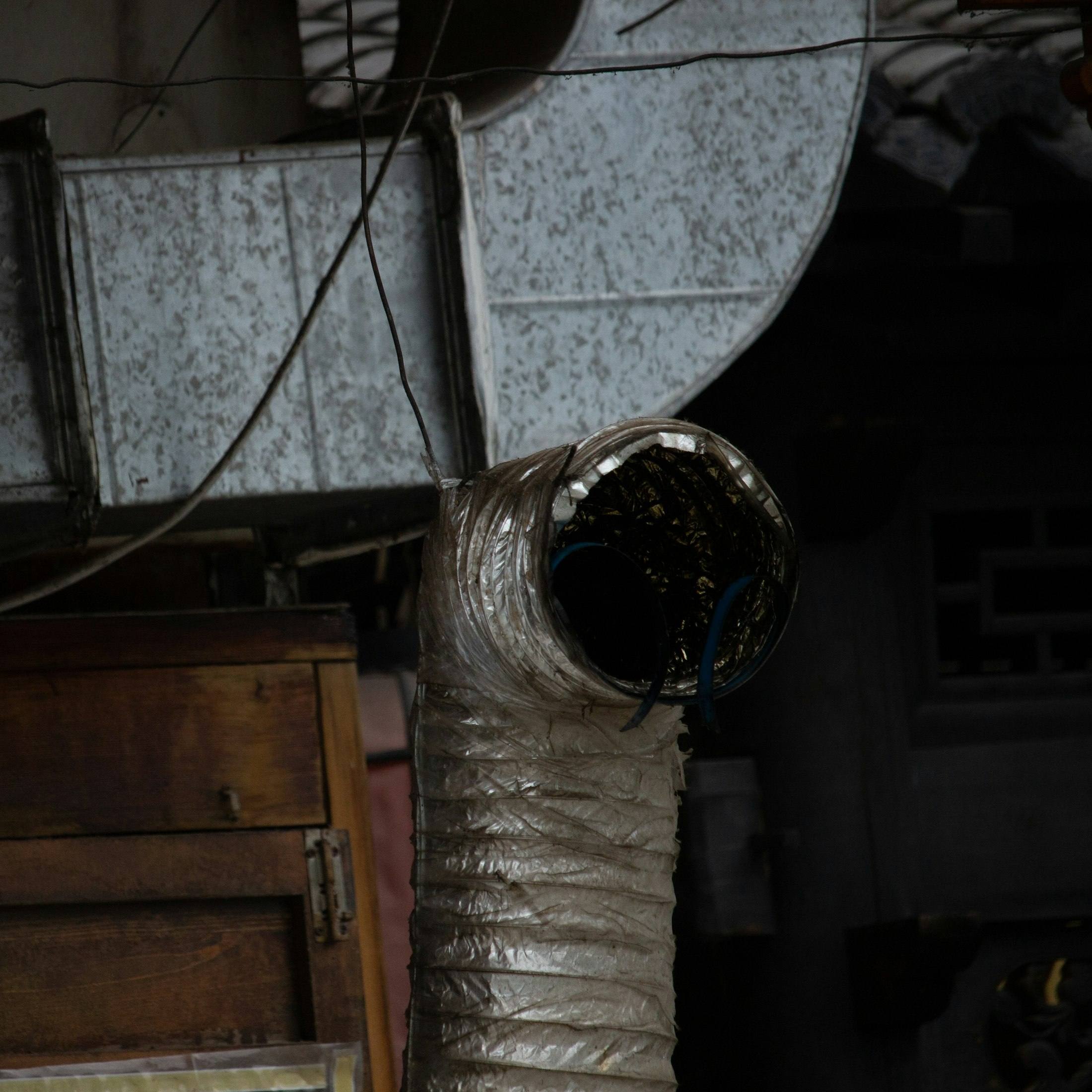Flexible ventilation duct above a ceiling